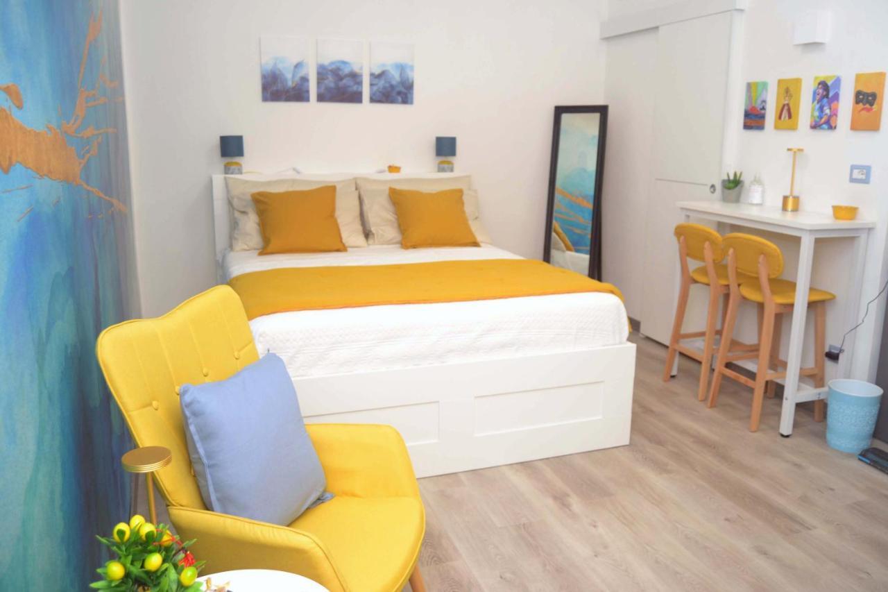 Room&Chiaia Napoli Bagian luar foto
