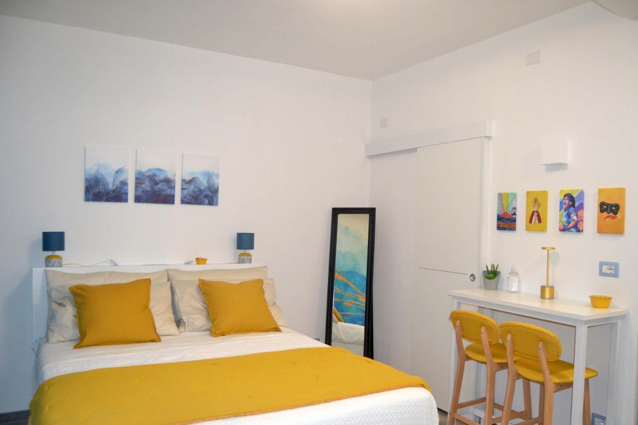 Room&Chiaia Napoli Bagian luar foto